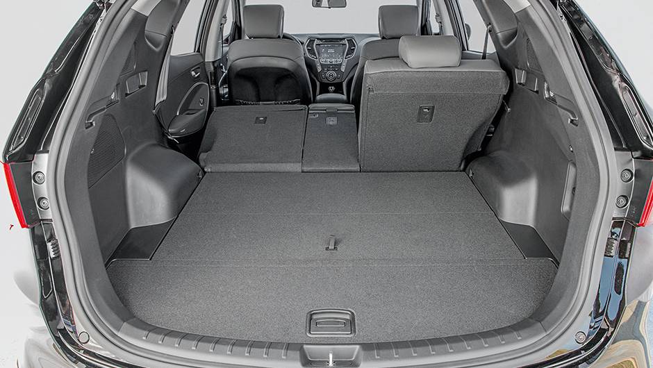 Atrás, 585 litros | <a href="https://beta-develop.quatrorodas.abril.com.br/carros/testes/hyundai-santa-fe-3-3-749761.shtml" rel="migration">Leia mais</a> Atrás, 585 litros | <a href="https://beta-develop.quatrorodas.abril.com.br/carros/testes/hyundai-santa-fe-3-3-749761.shtml" rel="migration">Leia mais</a>