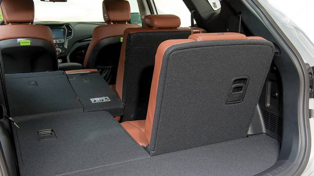 O rebatimento é fácil: basta atuar numa única alavanca | <a href="https://beta-develop.quatrorodas.abril.com.br/carros/testes/hyundai-santa-fe-3-3-749761.shtml" rel="migration">Leia mais</a> O rebatimento é fácil: basta atuar numa única alavanca | <a href="https://beta-develop.quatrorodas.abril.com.br/carros/testes/hyundai-santa-fe-3-3-749761.shtml" rel="migration">Leia mais</a>