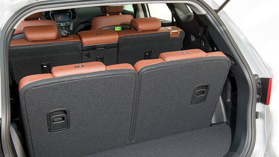 Com os bancos armados, o espaço para bagagem é mínimo | <a href="https://beta-develop.quatrorodas.abril.com.br/carros/testes/hyundai-santa-fe-3-3-749761.shtml" rel="migration">Leia mais</a> Com os bancos armados, o espaço para bagagem é mínimo | <a href="https://beta-develop.quatrorodas.abril.com.br/carros/testes/hyundai-santa-fe-3-3-749761.shtml" rel="migration">Leia mais</a>