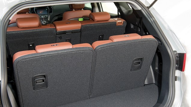 Com os bancos armados, o espaço para bagagem é mínimo | <a href="https://beta-develop.quatrorodas.abril.com.br/carros/testes/hyundai-santa-fe-3-3-749761.shtml" rel="migration">Leia mais</a> Com os bancos armados, o espaço para bagagem é mínimo | <a href="https://beta-develop.quatrorodas.abril.com.br/carros/testes/hyundai-santa-fe-3-3-749761.shtml" rel="migration">Leia mais</a>