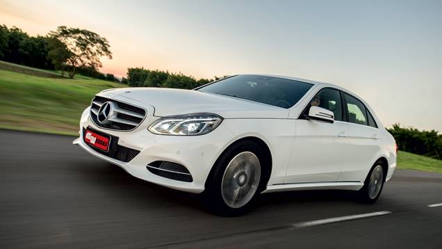Novo Classe E vem com grade dianteira esportiva | <a href="https://beta-develop.quatrorodas.abril.com.br/carros/lancamentos/mercedes-benz-250-avantgarde-753592.shtml" rel="migration">Leia mais</a> Novo Classe E vem com grade dianteira esportiva | <a href="https://beta-develop.quatrorodas.abril.com.br/carros/lancamentos/mercedes-benz-250-avantgarde-753592.shtml" rel="migration">Leia mais</a>