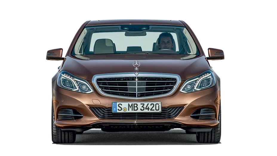 A grade clássica, só sob encomenda | <a href="https://beta-develop.quatrorodas.abril.com.br/carros/lancamentos/mercedes-benz-250-avantgarde-753592.shtml" rel="migration">Leia mais</a>