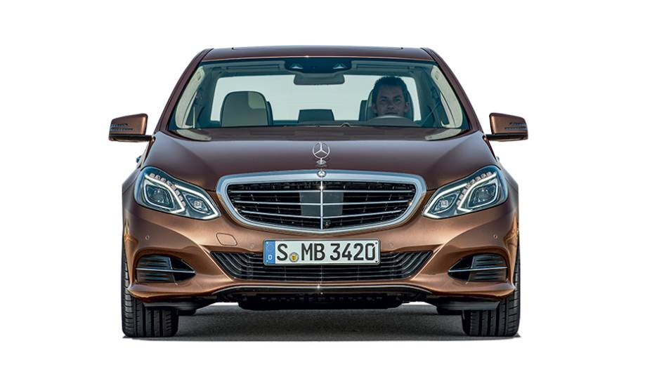 A grade cl&aacute;ssica, s&oacute; sob encomenda | <a href="https://beta-develop.quatrorodas.abril.com.br/carros/lancamentos/mercedes-benz-250-avantgarde-753592.shtml" rel="migration">Leia mais</a>