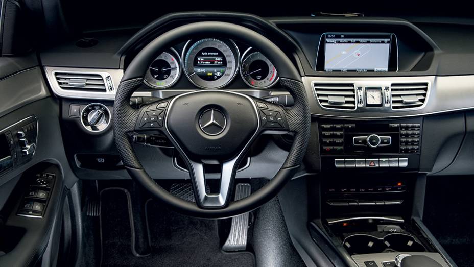 Volante de três raios e mostradores projetados são os destaques internos | <a href="https://beta-develop.quatrorodas.abril.com.br/carros/lancamentos/mercedes-benz-250-avantgarde-753592.shtml" rel="migration">Leia mais</a> Volante de três raios e mostradores projetados são os destaques internos | <a href="https://beta-develop.quatrorodas.abril.com.br/carros/lancamentos/mercedes-benz-250-avantgarde-753592.shtml" rel="migration">Leia mais</a>