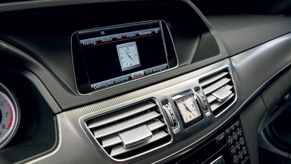 Acabamento de luxo conta com alumínio no painel, relógio analógico e... | <a href="https://beta-develop.quatrorodas.abril.com.br/carros/lancamentos/mercedes-benz-250-avantgarde-753592.shtml" rel="migration">Leia mais</a> Acabamento de luxo conta com alumínio no painel, relógio analógico e... | <a href="https://beta-develop.quatrorodas.abril.com.br/carros/lancamentos/mercedes-benz-250-avantgarde-753592.shtml" rel="migration">Leia mais</a>