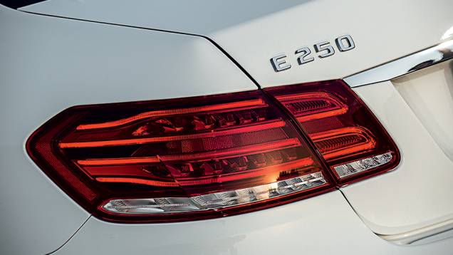 ... leds nas lanternas | <a href="https://beta-develop.quatrorodas.abril.com.br/carros/lancamentos/mercedes-benz-250-avantgarde-753592.shtml" rel="migration">Leia mais</a> ... leds nas lanternas | <a href="https://beta-develop.quatrorodas.abril.com.br/carros/lancamentos/mercedes-benz-250-avantgarde-753592.shtml" rel="migration">Leia mais</a>