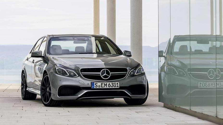 E 63 AMG tem motor V8 com 585 cv de potência | <a href="https://beta-develop.quatrorodas.abril.com.br/carros/lancamentos/mercedes-benz-250-avantgarde-753592.shtml" rel="migration">Leia mais</a>