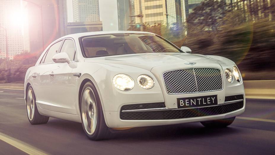 O Flying Spur é a versão de 4 portas do Continental | <a href="https://beta-develop.quatrorodas.abril.com.br/carros/impressoes/bentley-flying-spur-755086.shtml" rel="migration">Leia mais</a>