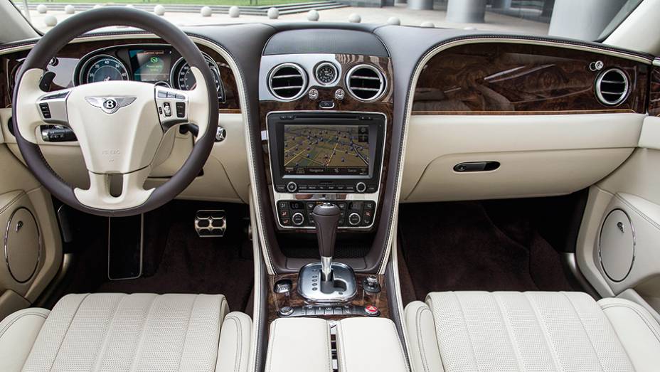 Monitor sensível ao toque de 8 polegadas domina o painel dianteiro | <a href="https://beta-develop.quatrorodas.abril.com.br/carros/impressoes/bentley-flying-spur-755086.shtml" rel="migration">Leia mais</a> Monitor sensível ao toque de 8 polegadas domina o painel dianteiro | <a href="https://beta-develop.quatrorodas.abril.com.br/carros/impressoes/bentley-flying-spur-755086.shtml" rel="migration">Leia mais</a>