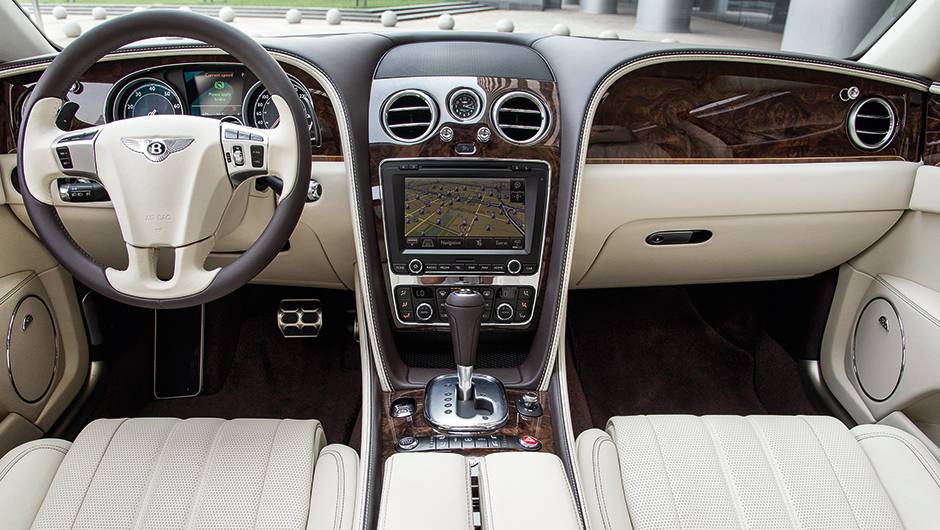 Monitor sensível ao toque de 8 polegadas domina o painel dianteiro | <a href="https://beta-develop.quatrorodas.abril.com.br/carros/impressoes/bentley-flying-spur-755086.shtml" rel="migration">Leia mais</a> Monitor sensível ao toque de 8 polegadas domina o painel dianteiro | <a href="https://beta-develop.quatrorodas.abril.com.br/carros/impressoes/bentley-flying-spur-755086.shtml" rel="migration">Leia mais</a>