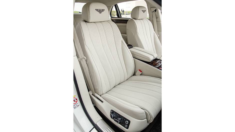 Bancos oferecem at&eacute; aquecimento, refrigera&ccedil;&atilde;o e fun&ccedil;&atilde;o massageadora | <a href="https://beta-develop.quatrorodas.abril.com.br/carros/impressoes/bentley-flying-spur-755086.shtml" rel="migration">Leia mais</a>