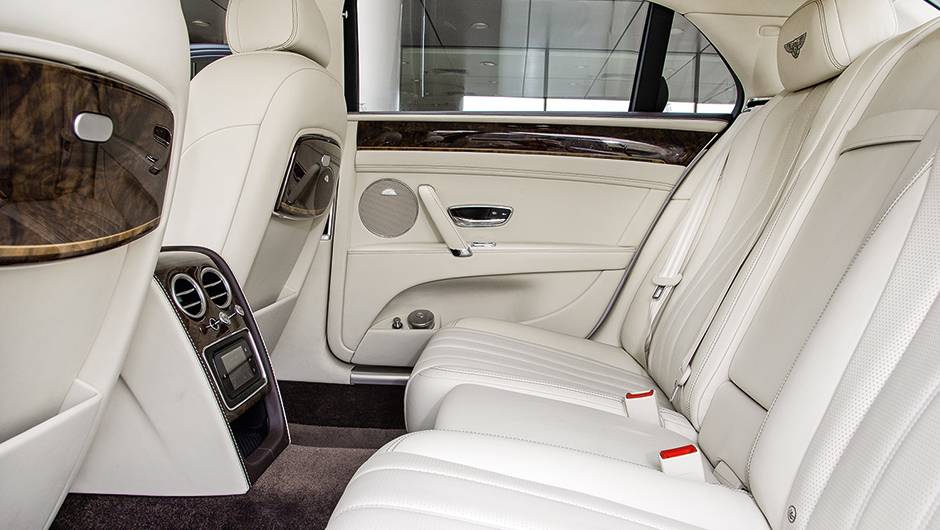 Na vers&atilde;o b&aacute;sica, banco traseiro &eacute; para tr&ecirc;s pessoas | <a href="https://beta-develop.quatrorodas.abril.com.br/carros/impressoes/bentley-flying-spur-755086.shtml" rel="migration">Leia mais</a>
