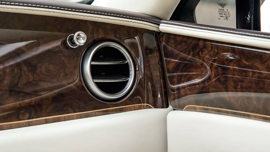 Primor em detalhes de madeira... | <a href="https://beta-develop.quatrorodas.abril.com.br/carros/impressoes/bentley-flying-spur-755086.shtml" rel="migration">Leia mais</a> Primor em detalhes de madeira... | <a href="https://beta-develop.quatrorodas.abril.com.br/carros/impressoes/bentley-flying-spur-755086.shtml" rel="migration">Leia mais</a>