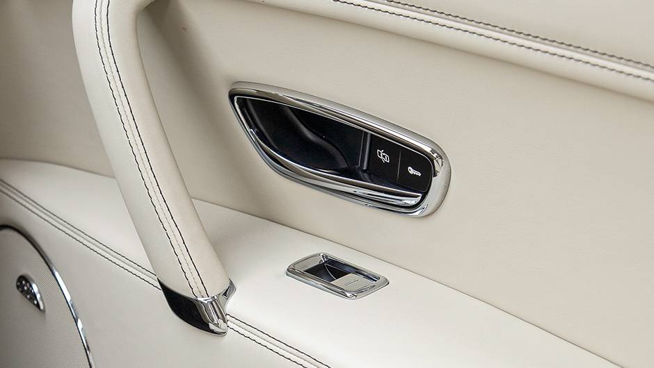 ... e alum&iacute;nio | <a href="https://beta-develop.quatrorodas.abril.com.br/carros/impressoes/bentley-flying-spur-755086.shtml" rel="migration">Leia mais</a>