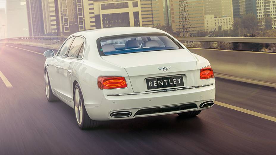 Inclinação suave da coluna traseira reforça o estilo cupê | <a href="https://beta-develop.quatrorodas.abril.com.br/carros/impressoes/bentley-flying-spur-755086.shtml" rel="migration">Leia mais</a>