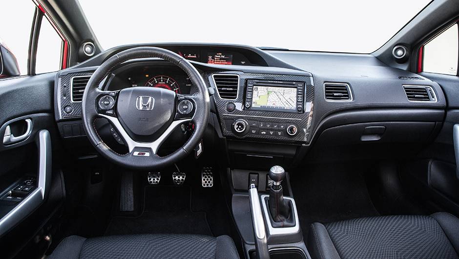 Imitação de carbono e pedais vazados dão o toque esportivo | <a href="https://beta-develop.quatrorodas.abril.com.br/carros/impressoes/honda-civic-si-753316.shtml" rel="migration">Leia mais</a> Imitação de carbono e pedais vazados dão o toque esportivo | <a href="https://beta-develop.quatrorodas.abril.com.br/carros/impressoes/honda-civic-si-753316.shtml" rel="migration">Leia mais</a>