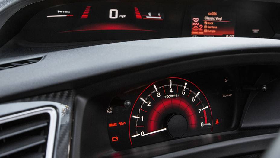 Painel de dois andares, com conta-giros analógico embaixo e telas de digitais em cima | <a href="https://beta-develop.quatrorodas.abril.com.br/carros/impressoes/honda-civic-si-753316.shtml" rel="migration">Leia mais</a> Painel de dois andares, com conta-giros analógico embaixo e telas de digitais em cima | <a href="https://beta-develop.quatrorodas.abril.com.br/carros/impressoes/honda-civic-si-753316.shtml" rel="migration">Leia mais</a>