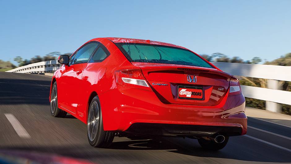 Linha do teto mais baixa atr&aacute;s reduz o espa&ccedil;o para a cabe&ccedil;a | <a href="https://beta-develop.quatrorodas.abril.com.br/carros/impressoes/honda-civic-si-753316.shtml" rel="migration">Leia mais</a>
