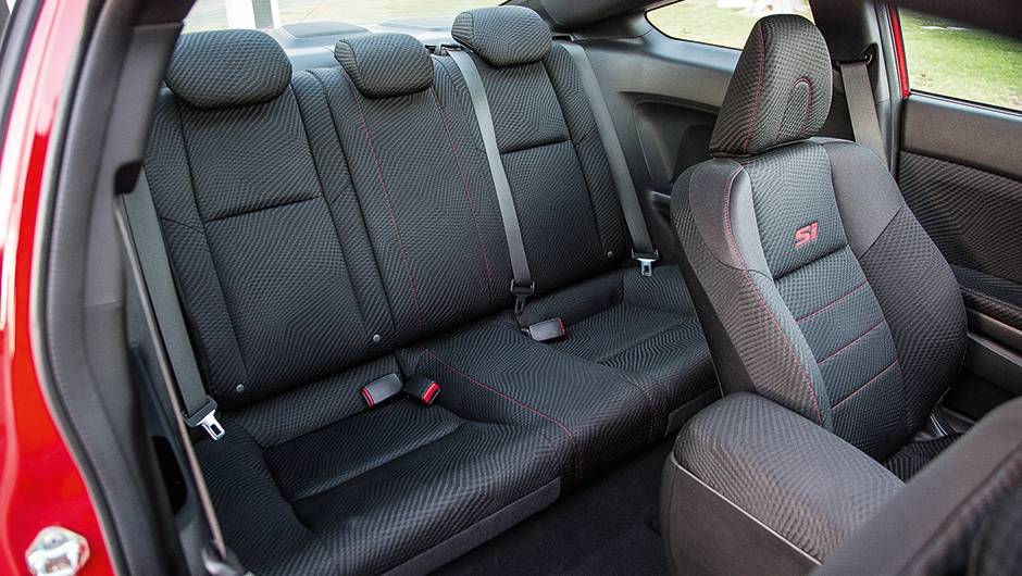 Atr&aacute;s, espa&ccedil;o para tr&ecirc;s, mas conforto s&oacute; para dois | <a href="https://beta-develop.quatrorodas.abril.com.br/carros/impressoes/honda-civic-si-753316.shtml" rel="migration">Leia mais</a>
