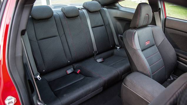 Atrás, espaço para três, mas conforto só para dois | <a href="https://beta-develop.quatrorodas.abril.com.br/carros/impressoes/honda-civic-si-753316.shtml" rel="migration">Leia mais</a> Atrás, espaço para três, mas conforto só para dois | <a href="https://beta-develop.quatrorodas.abril.com.br/carros/impressoes/honda-civic-si-753316.shtml" rel="migration">Leia mais</a>