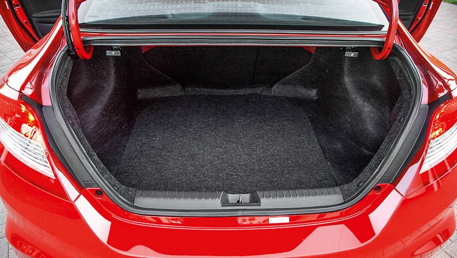 Acesso ao porta-malas &eacute; estreito | <a href="https://beta-develop.quatrorodas.abril.com.br/carros/impressoes/honda-civic-si-753316.shtml" rel="migration">Leia mais</a>