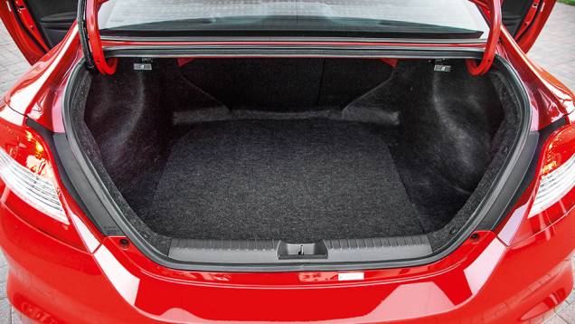 Acesso ao porta-malas é estreito | <a href="https://beta-develop.quatrorodas.abril.com.br/carros/impressoes/honda-civic-si-753316.shtml" rel="migration">Leia mais</a> Acesso ao porta-malas é estreito | <a href="https://beta-develop.quatrorodas.abril.com.br/carros/impressoes/honda-civic-si-753316.shtml" rel="migration">Leia mais</a>