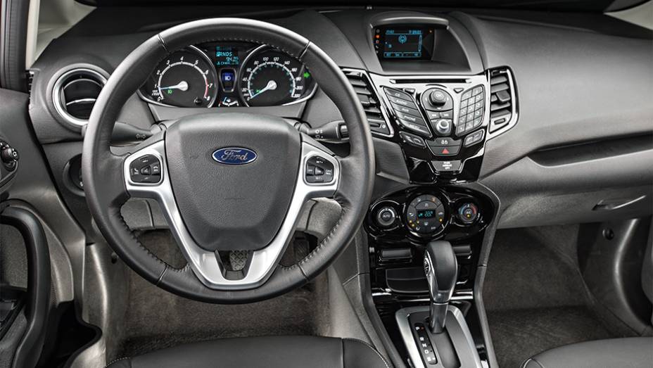 Interior sofisticado conta com materiais de qualidade superior | <a href="https://beta-develop.quatrorodas.abril.com.br/carros/comparativos/new-fiesta-sedan-x-hb20s-754470.shtml" rel="migration">Leia mais</a>