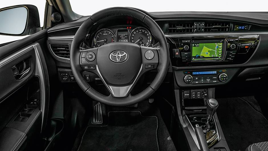 Volante com dois comandos circulares e raio central prateado: agora igual ao do Civic | <a href="https://beta-develop.quatrorodas.abril.com.br/carros/impressoes/toyota-corolla-2014-751803.shtml" rel="migration">Leia mais</a> Volante com dois comandos circulares e raio central prateado: agora igual ao do Civic | <a href="https://beta-develop.quatrorodas.abril.com.br/carros/impressoes/toyota-corolla-2014-751803.shtml" rel="migration">Leia mais</a>
