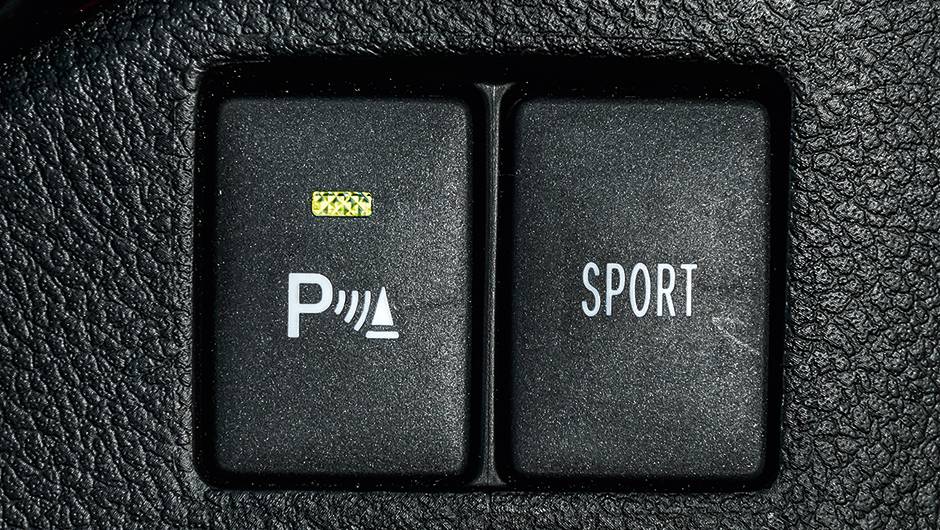 Botão de sensor de ré e modo Sport do câmbio | <a href="https://beta-develop.quatrorodas.abril.com.br/carros/impressoes/toyota-corolla-2014-751803.shtml" rel="migration">Leia mais</a> Botão de sensor de ré e modo Sport do câmbio | <a href="https://beta-develop.quatrorodas.abril.com.br/carros/impressoes/toyota-corolla-2014-751803.shtml" rel="migration">Leia mais</a>