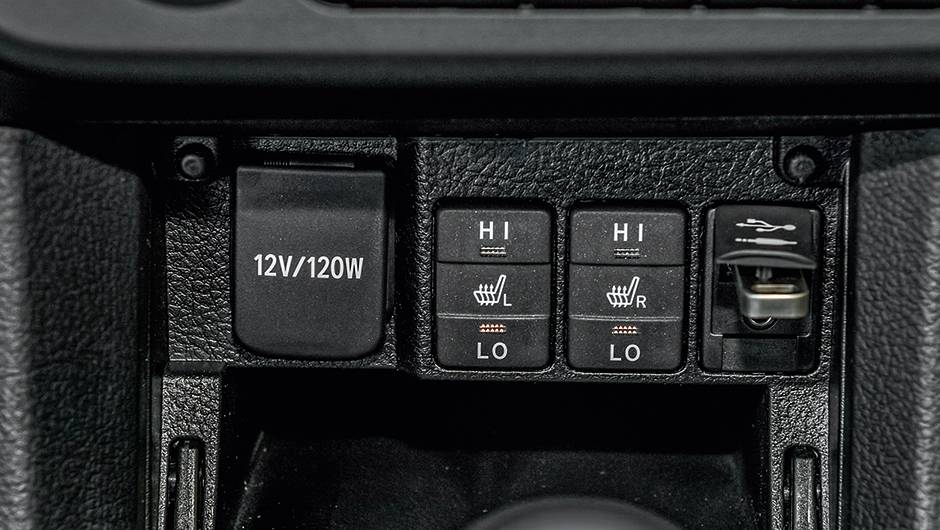 No console, aquecimento de banco e USB | <a href="https://beta-develop.quatrorodas.abril.com.br/carros/impressoes/toyota-corolla-2014-751803.shtml" rel="migration">Leia mais</a> No console, aquecimento de banco e USB | <a href="https://beta-develop.quatrorodas.abril.com.br/carros/impressoes/toyota-corolla-2014-751803.shtml" rel="migration">Leia mais</a>