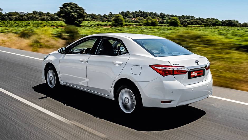 Carroceria de formas suaves e lisas deu lugar a vincos marcantes | <a href="https://beta-develop.quatrorodas.abril.com.br/carros/impressoes/toyota-corolla-2014-751803.shtml" rel="migration">Leia mais</a> Carroceria de formas suaves e lisas deu lugar a vincos marcantes | <a href="https://beta-develop.quatrorodas.abril.com.br/carros/impressoes/toyota-corolla-2014-751803.shtml" rel="migration">Leia mais</a>