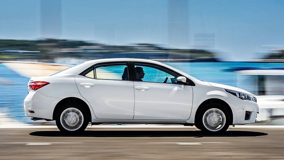 São 10 cm a mais de entre-eixos: os passageiros de trás agradecem | <a href="https://beta-develop.quatrorodas.abril.com.br/carros/impressoes/toyota-corolla-2014-751803.shtml" rel="migration">Leia mais</a> São 10 cm a mais de entre-eixos: os passageiros de trás agradecem | <a href="https://beta-develop.quatrorodas.abril.com.br/carros/impressoes/toyota-corolla-2014-751803.shtml" rel="migration">Leia mais</a>