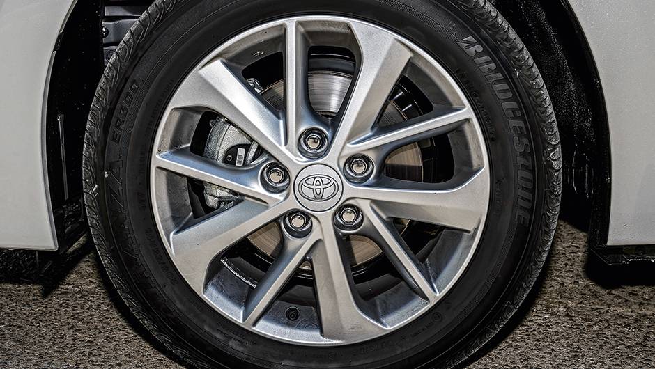 Rodas de liga aro 16 e freio a disco ventilado na frente | <a href="https://beta-develop.quatrorodas.abril.com.br/carros/impressoes/toyota-corolla-2014-751803.shtml" rel="migration">Leia mais</a> Rodas de liga aro 16 e freio a disco ventilado na frente | <a href="https://beta-develop.quatrorodas.abril.com.br/carros/impressoes/toyota-corolla-2014-751803.shtml" rel="migration">Leia mais</a>