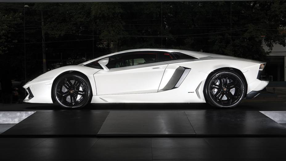 Lamborghini Aventador | <a href="https://beta-develop.quatrorodas.abril.com.br/reportagens/geral/show-milhoes-754360.shtml" rel="migration">Leia mais</a>