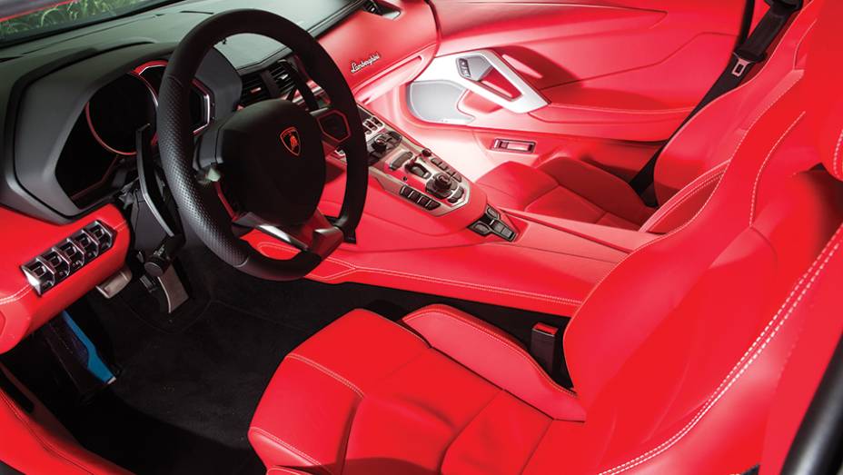 Aventador à venda tem acabamento de couro vermelho com costuras brancas | <a href="https://beta-develop.quatrorodas.abril.com.br/reportagens/geral/show-milhoes-754360.shtml" rel="migration">Leia mais</a>