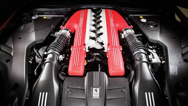 Motor V12 da FF tem 6,2 litros e rende at&eacute; 740 cv | <a href="https://beta-develop.quatrorodas.abril.com.br/reportagens/geral/show-milhoes-754360.shtml" rel="migration">Leia mais</a>