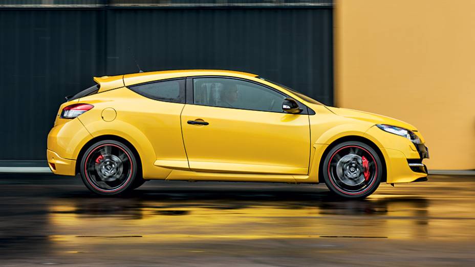 Mégane RS traz rodas aro 18 e saias aerodinâmicas | <a href="https://beta-develop.quatrorodas.abril.com.br/carros/impressoes/renault-megane-rs-cup-754473.shtml" rel="migration">Leia mais</a>