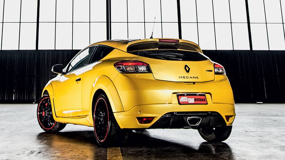 Para-choque com escapamento central e difusor | <a href="https://beta-develop.quatrorodas.abril.com.br/carros/impressoes/renault-megane-rs-cup-754473.shtml" rel="migration">Leia mais</a>