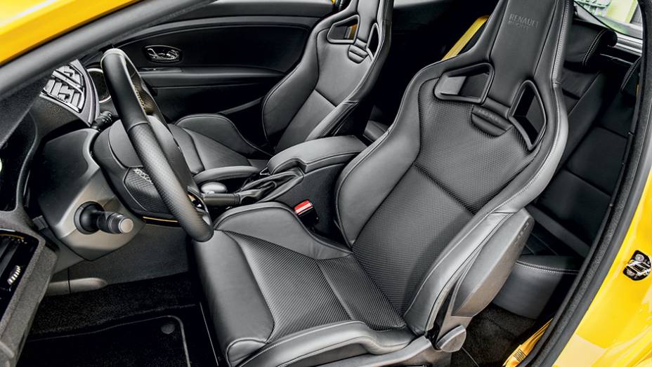 Bancos de couro, tipo concha, da marca Recaro | <a href="https://beta-develop.quatrorodas.abril.com.br/carros/impressoes/renault-megane-rs-cup-754473.shtml" rel="migration">Leia mais</a>