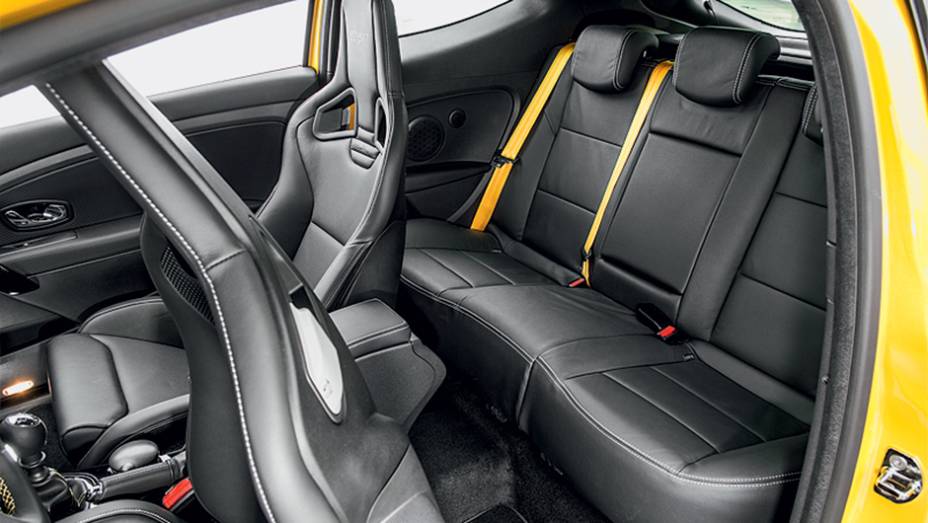 Atrás há espaço para dois adultos | <a href="https://beta-develop.quatrorodas.abril.com.br/carros/impressoes/renault-megane-rs-cup-754473.shtml" rel="migration">Leia mais</a> Atrás há espaço para dois adultos | <a href="https://beta-develop.quatrorodas.abril.com.br/carros/impressoes/renault-megane-rs-cup-754473.shtml" rel="migration">Leia mais</a>