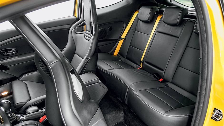 Atrás há espaço para dois adultos | <a href="https://beta-develop.quatrorodas.abril.com.br/carros/impressoes/renault-megane-rs-cup-754473.shtml" rel="migration">Leia mais</a> Atrás há espaço para dois adultos | <a href="https://beta-develop.quatrorodas.abril.com.br/carros/impressoes/renault-megane-rs-cup-754473.shtml" rel="migration">Leia mais</a>
