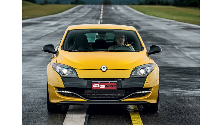 Lâmina dianteira é inspirada nos carros da F-1 | <a href="https://beta-develop.quatrorodas.abril.com.br/carros/impressoes/renault-megane-rs-cup-754473.shtml" rel="migration">Leia mais</a>