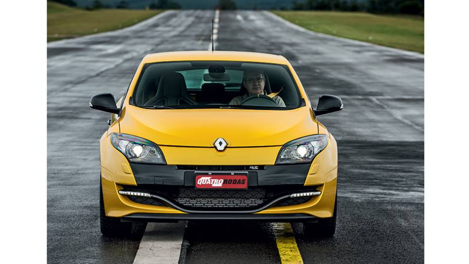 Lâmina dianteira é inspirada nos carros da F-1 | <a href="https://beta-develop.quatrorodas.abril.com.br/carros/impressoes/renault-megane-rs-cup-754473.shtml" rel="migration">Leia mais</a> Lâmina dianteira é inspirada nos carros da F-1 | <a href="https://beta-develop.quatrorodas.abril.com.br/carros/impressoes/renault-megane-rs-cup-754473.shtml" rel="migration">Leia mais</a>