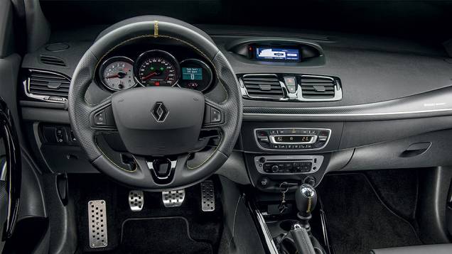 O painel do RS é semelhante ao do sedã Fluence | <a href="https://beta-develop.quatrorodas.abril.com.br/carros/impressoes/renault-megane-rs-cup-754473.shtml" rel="migration">Leia mais</a> O painel do RS é semelhante ao do sedã Fluence | <a href="https://beta-develop.quatrorodas.abril.com.br/carros/impressoes/renault-megane-rs-cup-754473.shtml" rel="migration">Leia mais</a>