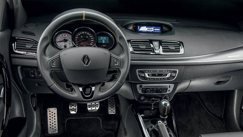 O painel do RS é semelhante ao do sedã Fluence | <a href="https://beta-develop.quatrorodas.abril.com.br/carros/impressoes/renault-megane-rs-cup-754473.shtml" rel="migration">Leia mais</a> O painel do RS é semelhante ao do sedã Fluence | <a href="https://beta-develop.quatrorodas.abril.com.br/carros/impressoes/renault-megane-rs-cup-754473.shtml" rel="migration">Leia mais</a>
