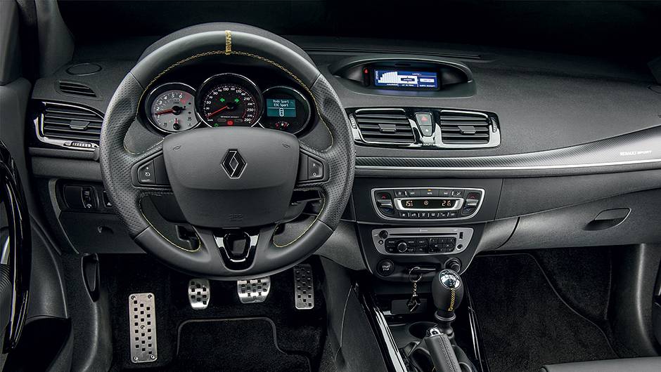 O painel do RS &eacute; semelhante ao do sed&atilde; Fluence | <a href="https://beta-develop.quatrorodas.abril.com.br/carros/impressoes/renault-megane-rs-cup-754473.shtml" rel="migration">Leia mais</a>