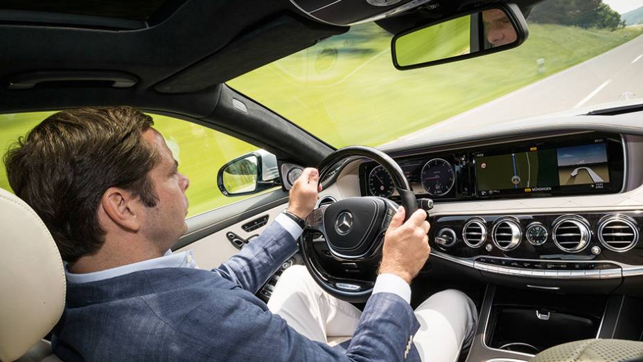 Dois monitores: dados do carro e infotenimento | <a href="https://beta-develop.quatrorodas.abril.com.br/carros/impressoes/mercedes-benz-s-500-754978.shtml" rel="migration">Leia mais</a>