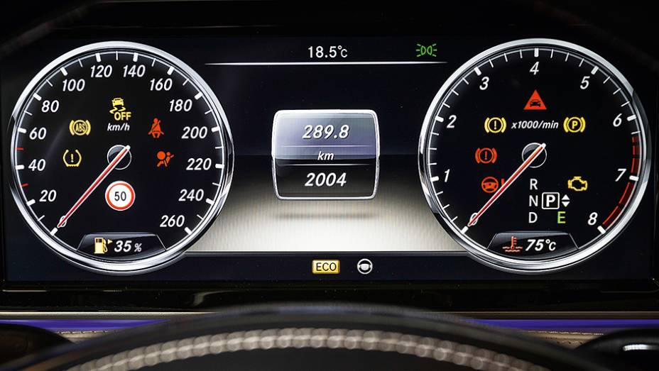 Instrumentos formados por uma tela que simula mostradores anal&oacute;gicos | <a href="https://beta-develop.quatrorodas.abril.com.br/carros/impressoes/mercedes-benz-s-500-754978.shtml" rel="migration">Leia mais</a>