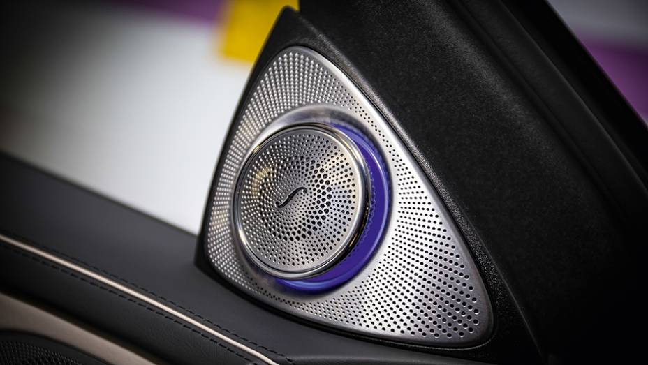 Tweeters giram no eixo quando o áudio 3D Surround de 24 falantes está ligado | <a href="https://beta-develop.quatrorodas.abril.com.br/carros/impressoes/mercedes-benz-s-500-754978.shtml" rel="migration">Leia mais</a> Tweeters giram no eixo quando o áudio 3D Surround de 24 falantes está ligado | <a href="https://beta-develop.quatrorodas.abril.com.br/carros/impressoes/mercedes-benz-s-500-754978.shtml" rel="migration">Leia mais</a>