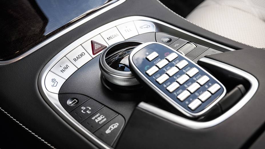 Todos os ajustes &agrave; disposi&ccedil;&atilde;o dos ocupantes traseiros | <a href="https://beta-develop.quatrorodas.abril.com.br/carros/impressoes/mercedes-benz-s-500-754978.shtml" rel="migration">Leia mais</a>